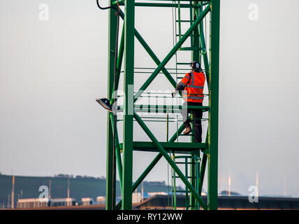 Horgan's Quay, Cork, Irland, 11. März, 2019. Ein Kranführer klettert die Gantry in seinem Turm über der Stadt auf der Neugestaltung der sechs Hektar großen Gelände an der Horgan Quay, Cork, Irland zu arbeiten. Quelle: David Creedon/Alamy leben Nachrichten Stockfoto