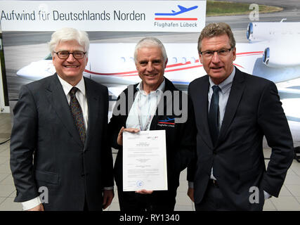 11. März 2019, Schleswig-Holstein, Lübeck: Winfried Stöcker (L-R), Inhaber der Flughafen Lübeck, Jürgen Friede, Geschäftsführer, und Bernd Buchholz (FDP), Wirtschaftsminister von Schleswig-Holstein, Treffen nach der Übergabe der Flughafen Lizenz der Europäischen Agentur für Flugsicherheit (EASA). Die EASA-Zertifikat bestätigt, dass der Flughafen den internationalen Anforderungen für die betriebliche Sicherheit, Organisation und Management erfüllt. Foto: Carsten Rehder/dpa Stockfoto