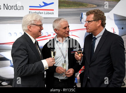 11. März 2019, Schleswig-Holstein, Lübeck: Winfried Stöcker (L-R), Inhaber der Flughafen Lübeck, Jürgen Friede, Geschäftsführer, und Bernd Buchholz (FDP), Wirtschaftsminister von Schleswig-Holstein, Treffen nach der Übergabe der Flughafen Lizenz der Europäischen Agentur für Flugsicherheit (EASA). Die EASA-Zertifikat bestätigt, dass der Flughafen den internationalen Anforderungen für die betriebliche Sicherheit, Organisation und Management erfüllt. Foto: Carsten Rehder/dpa Stockfoto