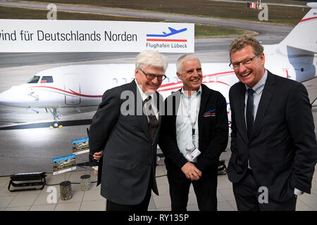 11. März 2019, Schleswig-Holstein, Lübeck: Winfried Stöcker (L-R), Inhaber der Flughafen Lübeck, Jürgen Friede, Geschäftsführer, und Bernd Buchholz (FDP), Wirtschaftsminister von Schleswig-Holstein, Treffen nach der Übergabe der Flughafen Lizenz der Europäischen Agentur für Flugsicherheit (EASA). Die EASA-Zertifikat bestätigt, dass der Flughafen den internationalen Anforderungen für die betriebliche Sicherheit, Organisation und Management erfüllt. Foto: Carsten Rehder/dpa Stockfoto