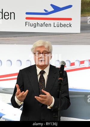 11. März 2019, Schleswig-Holstein, Lübeck: Winfried Stöcker, Eigentümer des Flughafens Lübeck, spricht nach der Übergabe der Flughafen Lizenz der Europäischen Agentur für Flugsicherheit (EASA). Die EASA-Zertifikat bestätigt, dass der Flughafen den internationalen Anforderungen für die betriebliche Sicherheit, Organisation und Management erfüllt. Foto: Carsten Rehder/dpa Stockfoto