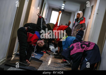 (190311) - SHENYANG, März 11, 2019 (Xinhua) - Kinder machen, Dehnen nach dem Training Klasse in Shenyang Sport Universität, in Shenyang im Nordosten der chinesischen Provinz Liaoning, Jan. 24, 2019. Es gibt rund 30 Kinder von 8 bis 16 Jahren studieren snowboard Halfpipe in Shenyang Sport Universität. Einige von ihnen wollen, professionelle Athleten zu werden, und einige von ihnen einfach nur einen Eindruck von diesem Sport zu haben. In Peking 2022 winter spiele in der Nähe von Drew, mehr und mehr Menschen in China, darunter junge Studenten, begann zu lernen und in Eis und Schnee Sport teilnehmen. (Xinhua / Pan Yulo Stockfoto