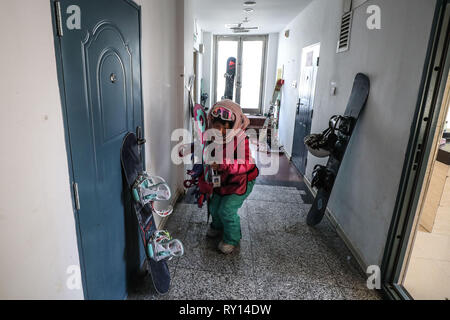 (190311) - SHENYANG, März 11, 2019 (Xinhua) - Zhou Tianle bereitet Ihr snowboard vor der Schulung Shenyang Sport Universität, in Shenyang im Nordosten der chinesischen Provinz Liaoning, am 23.01.2019. Es gibt rund 30 Kinder von 8 bis 16 Jahren studieren snowboard Halfpipe in Shenyang Sport Universität. Einige von ihnen wollen, professionelle Athleten zu werden, und einige von ihnen einfach nur einen Eindruck von diesem Sport zu haben. In Peking 2022 winter spiele in der Nähe von Drew, mehr und mehr Menschen in China, darunter junge Studenten, begann zu lernen und in Eis und Schnee Sport teilnehmen. (Xinhua / Pan Stockfoto