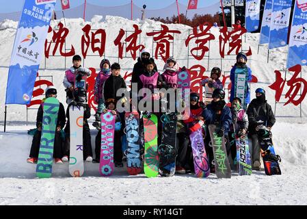 (190311) - SHENYANG, März 11, 2019 (Xinhua) - Kinder Line-up für Fotos in Shenyang Sport Universität, in Shenyang im Nordosten der chinesischen Provinz Liaoning, Jan. 24, 2019. Es gibt rund 30 Kinder von 8 bis 16 Jahren studieren snowboard Halfpipe in Shenyang Sport Universität. Einige von ihnen wollen, professionelle Athleten zu werden, und einige von ihnen einfach nur einen Eindruck von diesem Sport zu haben. In Peking 2022 winter spiele in der Nähe von Drew, mehr und mehr Menschen in China, darunter junge Studenten, begann zu lernen und in Eis und Schnee Sport teilnehmen. (Xinhua / Er Changshan) Stockfoto