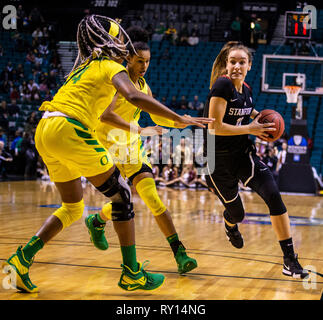 Mar 10 2019 Las Vegas, NV, USA Stanford vorwärts Alanna Smith (11) Laufwerke an den Korb während der NCAA Pac 12 Basketball Turnier Meisterschaft der Frauen zwischen der Oregon Ducks und das Stanford Kardinäle 64-57 Gewinn an der MGM Grand Garden Arena in Las Vegas, NV. Thurman James/CSM Stockfoto