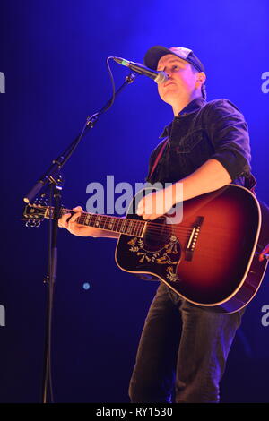 Glasgow, UK. 10 Mär, 2019. Travis Denning führt auf dem Land zu Land Musikfestival auf der Hydro-Arena in Glasgow. Credit: Colin Fisher/Alamy leben Nachrichten Stockfoto