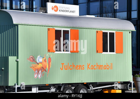 Erfurt, Deutschland. 07 Mär, 2019. In einem umgebauten Bau wagen ist "Julchens Kochmobil' aus der Kinderplanet-Stiftung, die in der Präsentation enthalten war. Die kochen Mobile ist mit einem Haushalt Küche und eine Arbeitsfläche, wo die Kinder ihr eigenes Essen unter der Leitung von Koch selbst zubereiten können. Foto: Martin Schutt/dpa-Zentralbild/dpa/Alamy leben Nachrichten Stockfoto