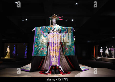 März 7, 2019 - Santa Ana, Kalifornien, USA - in der Nähe Blick auf Guo Pei's couture Designs während ihrer südlichen Kalifornien Ausstellung im Bower's Museum in Santa Ana, Ca. (Bild: © Mark Samala/ZUMA Draht) Stockfoto