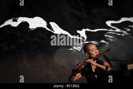 Santa Ana, CA, USA. 7 Mär, 2019. Shanghai Musik Künstler Rong Ying während Guo Pei Couture über Gala an der Bower Museum in Santa Ana, Kalifornien. Credit: Mark Samala/ZUMA Draht/Alamy leben Nachrichten Stockfoto