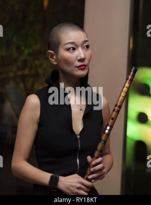 Santa Ana, CA, USA. 7 Mär, 2019. Shanghai Musik Künstler Rong Ying während Guo Pei Couture über Gala an der Bower Museum in Santa Ana, Kalifornien. Credit: Mark Samala/ZUMA Draht/Alamy leben Nachrichten Stockfoto