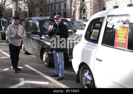 London, Großbritannien. 11. März 2019. London Taxifahrer block Parliament Square aus Protest gegen die Londoner Bürgermeister Sadiq Khan's Pläne von Hauptverkehrsstraßen zu verbieten, die Luftqualität zu verbessern. London, Großbritannien. Credit: Brian Minkoff/Alamy leben Nachrichten Stockfoto