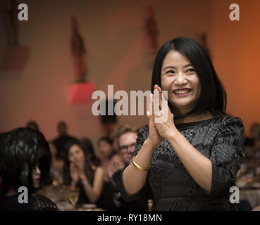 Santa Ana, CA, USA. 7 Mär, 2019. Chinesische Mode Designer Guo Pei während Guo Pei Couture über Gala an der Bower Museum in Santa Ana, Kalifornien. Credit: Mark Samala/ZUMA Draht/Alamy leben Nachrichten Stockfoto