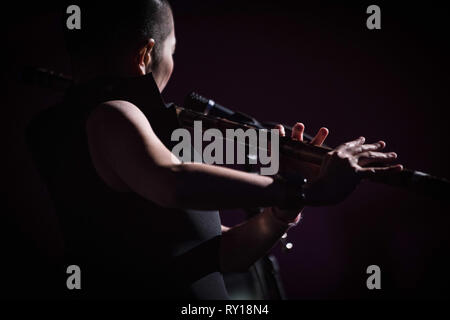 Santa Ana, CA, USA. 7 Mär, 2019. Shanghai Musik Künstler Rong Ying während Guo Pei Couture über Gala an der Bower Museum in Santa Ana, Kalifornien. Credit: Mark Samala/ZUMA Draht/Alamy leben Nachrichten Stockfoto