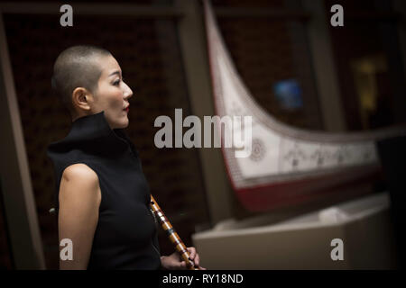 Santa Ana, CA, USA. 7 Mär, 2019. Shanghai Musik Künstler Rong Ying während Guo Pei Couture über Gala an der Bower Museum in Santa Ana, Kalifornien. Credit: Mark Samala/ZUMA Draht/Alamy leben Nachrichten Stockfoto