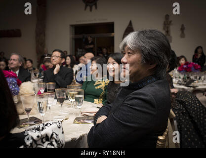 Santa Ana, CA, USA. 7 Mär, 2019. Jack Tsao, Ehemann von Guo Pei während des Guo Pei Couture über Gala an der Bower Museum in Santa Ana, Kalifornien. Credit: Mark Samala/ZUMA Draht/Alamy leben Nachrichten Stockfoto