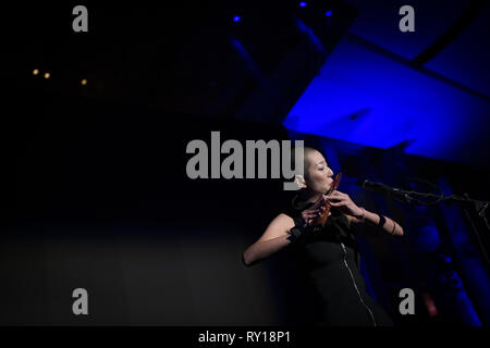 Santa Ana, CA, USA. 7 Mär, 2019. Shanghai Musik Künstler Rong Ying während Guo Pei Couture über Gala an der Bower Museum in Santa Ana, Kalifornien. Credit: Mark Samala/ZUMA Draht/Alamy leben Nachrichten Stockfoto