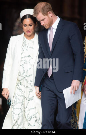 London, Großbritannien. 11 Mär, 2019. Der britische Prinz Harry (R), Herzog von Sussex, und seine Frau Meghan, Herzogin von Sussex, lassen Sie nach der Teilnahme an den Commonwealth Tag feiern im Westminster Abbey in London, Großbritannien, am 11. März 2019. Credit: Ray Tang/Xinhua/Alamy leben Nachrichten Stockfoto