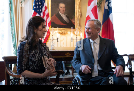 Mary, Kronprinzessin von Dänemark, Links, Besuche mit Texas Gouverneur Greg Abbott, Mitte und Frau Cecilia bei einem Stop an der Texas Governor's Mansion in Austin. Die Kronprinzessin ist zu einem dreitägigen Texas Swing mit Auftritten in Austin's SXSW-Konferenz. Stockfoto