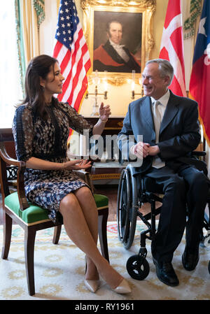 Mary, Kronprinzessin von Dänemark, Links, Besuche mit Texas Gouverneur Greg Abbott, Mitte und Frau Cecilia bei einem Stop an der Texas Governor's Mansion in Austin. Die Kronprinzessin ist zu einem dreitägigen Texas Swing mit Auftritten in Austin's SXSW-Konferenz. Stockfoto