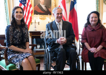 Mary, Kronprinzessin von Dänemark, Links, Besuche mit Texas Gouverneur Greg Abbott, Mitte und Frau Cecilia bei einem Stop an der Texas Governor's Mansion in Austin. Die Kronprinzessin ist zu einem dreitägigen Texas Swing mit Auftritten in Austin's SXSW-Konferenz. Stockfoto