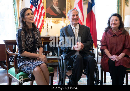 Mary, Kronprinzessin von Dänemark, Links, Besuche mit Texas Gouverneur Greg Abbott, Mitte und Frau Cecilia bei einem Stop an der Texas Governor's Mansion in Austin. Die Kronprinzessin ist zu einem dreitägigen Texas Swing mit Auftritten in Austin's SXSW-Konferenz. Stockfoto