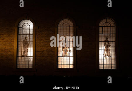 Lingen, Deutschland. 11 Mär, 2019. Blick auf die beleuchteten Fenster der Katholischen Kirche St. Bonifatius während der Eröffnung der Frühjahrsvollversammlung der Deutschen Bischofskonferenz. Die Deutsche Bischofskonferenz ist das Organ der Katholischen Kirche in Deutschland. Die Mitgliederversammlung tagt zweimal im Jahr. Credit: Friso Gentsch/dpa/Alamy leben Nachrichten Stockfoto