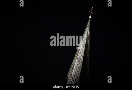 Lingen, Deutschland. 11 Mär, 2019. Blick auf den Turm der Kirche St. Bonifatius Kirche, bei der Eröffnung der Frühjahrsvollversammlung der Deutschen Bischofskonferenz. Die Deutsche Bischofskonferenz ist das Organ der Katholischen Kirche in Deutschland. Die Mitgliederversammlung tagt zweimal im Jahr. Credit: Friso Gentsch/dpa/Alamy leben Nachrichten Stockfoto