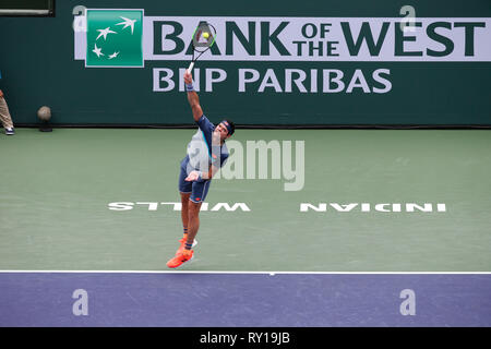 Indian Wells, Kalifornien, USA. Indian Wells, Kalifornien, USA. 11 Mär, 2019. März 11, 2019 Milos Raonic (können) dient gegen Marcos Giron während der 2019 BNP Paribas Open in Indian Wells Tennis Garden in Indian Wells, Kalifornien. Charles Baus/CSM Credit: Cal Sport Media/Alamy Live News Credit: Cal Sport Media/Alamy leben Nachrichten Stockfoto