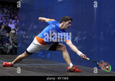 London, Großbritannien. 11 Mär, 2019. Raphael Kandra von Deutschland in Aktion gegen Tarek Momen in Ägypten. Citigold Canary Wharf Squash Classic, Tag 2 im Osten Wintergarten in Canary Wharf, London am Montag, den 11. März 2019. pic von Steffan Bowen/Andrew Orchard sport Fotografie/Alamy Live news Credit: Andrew Orchard sport Fotografie/Alamy leben Nachrichten Stockfoto