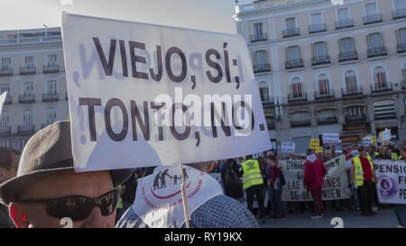 Madrid, Madrid, Spanien. 11 Mär, 2019. Eine Demonstrantin hält ein Plakat gesehen, sagen alte Ja, dumm Keine während der Demonstration. Die Gewerkschaften an der Puerta del Sol in Madrid gegen Kürzungen bei den Renten sammeln Hunderte von Menschen protestiert. Credit: Lora Grigorova/SOPA Images/ZUMA Draht/Alamy leben Nachrichten Stockfoto