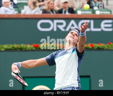 Indian Wells, Kalifornien, USA. Indian Wells, Kalifornien, USA. 11 Mär, 2019. März 11, 2019 Milos Raonic (können) dient gegen Marcos Giron während der 2019 BNP Paribas Open in Indian Wells Tennis Garden in Indian Wells, Kalifornien. Charles Baus/CSM Credit: Cal Sport Media/Alamy Live News Credit: Cal Sport Media/Alamy leben Nachrichten Stockfoto