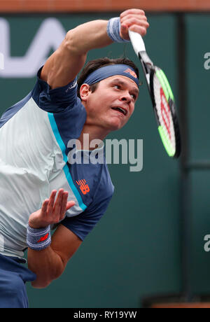 Indian Wells, Kalifornien, USA. Indian Wells, Kalifornien, USA. 11 Mär, 2019. März 11, 2019 Milos Raonic (können) dient gegen Marcos Giron während der 2019 BNP Paribas Open in Indian Wells Tennis Garden in Indian Wells, Kalifornien. Charles Baus/CSM Credit: Cal Sport Media/Alamy Live News Credit: Cal Sport Media/Alamy leben Nachrichten Stockfoto