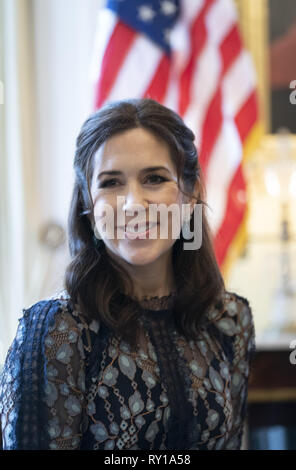 Austin, Texas, USA. 11 Mär, 2019. MARY, Kronprinzessin von Dänemark, l, Besuche mit Texas Gouverneur Greg Abbott, c und Frau Cecilia bei einem Stop an der Texas Governor's Mansion in Austin. Die Kronprinzessin ist zu einem dreitägigen Texas Swing mit einem Besuch der SXSW-Konferenz. Credit: Bob Daemmrich/ZUMA Draht/Alamy leben Nachrichten Stockfoto