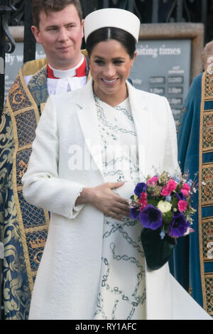 London, Großbritannien. 11. März, 2019. Schwangere, SKH Meghan, Herzogin von Sussex, hält Ihr Baby bump als verlässt sie die Westminster Abbey nach einem Service für Commonwealth Tag Credit: Chris Aubrey/Alamy leben Nachrichten Stockfoto