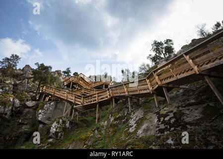 Arouca, Aveiro, Portugal. 4 Mär, 2019. Der Gehweg gesehen, die im Rahmen einer Struktur der behandelten Kiefer, in Eisen im Felsmassiv verankert. Paiva Gehwege sind auf dem linken Ufer des Flusses Lima, in der Gemeinde von Alvor, Bezirk Aveiro, Portugal. Es sind 8 km von Kurs, erstreckt sich zwischen den Ufern des Areinho und Espiunca. Credit: Henrique Casinhas/SOPA Images/ZUMA Draht/Alamy leben Nachrichten Stockfoto