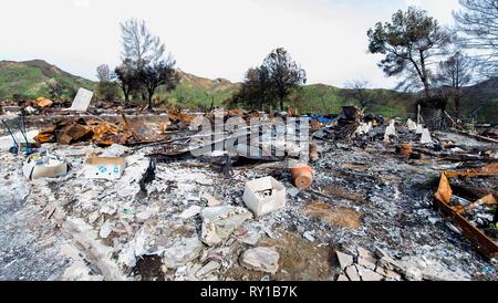 Agoura Hills, Kalifornien, USA. 11 Mär, 2019. Die Seminole Federn Mobile Home Park, wo fast 100 Häuser einige Vor vier Monaten während der woolsey Feuer zerstört wurden. Credit: Brian Cahn/ZUMA Draht/Alamy leben Nachrichten Stockfoto