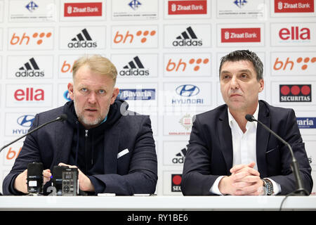 Sarajevo, Bosnien und Herzegowina. 11 Mär, 2019. Robert Prosinecki (L), Trainer der Nationalmannschaft von Bosnien und Herzegowina (BiH), und Vinko Marinovic (R), Trainer der U21-Nationalmannschaft, zur Teilnahme an einer Pressekonferenz in Sarajevo, Bosnien und Herzegowina, 11. März 2019. Prosinecki angekündigt, die Liste der Spieler für die UEFA Fußball-Europameisterschaft 2020 Qualifier. Credit: Nedim Grabovica/Xinhua/Alamy leben Nachrichten Stockfoto