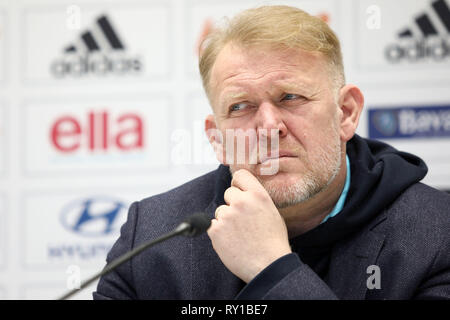 Sarajevo, Bosnien und Herzegowina. 11 Mär, 2019. Robert Prosinecki, Trainer der Nationalmannschaft von Bosnien und Herzegowina (BiH) reagiert, während einer Pressekonferenz in Sarajewo, Bosnien und Herzegowina, 11. März 2019. Prosinecki angekündigt, die Liste der Spieler für die UEFA Fußball-Europameisterschaft 2020 Qualifier. Credit: Nedim Grabovica/Xinhua/Alamy leben Nachrichten Stockfoto