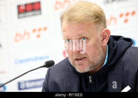 Sarajevo, Bosnien und Herzegowina. 11 Mär, 2019. Robert Prosinecki, Trainer der Nationalmannschaft von Bosnien und Herzegowina (BiH), spricht während einer Pressekonferenz in Sarajewo, Bosnien und Herzegowina, 11. März 2019. Prosinecki angekündigt, die Liste der Spieler für die UEFA Fußball-Europameisterschaft 2020 Qualifier. Credit: Nedim Grabovica/Xinhua/Alamy leben Nachrichten Stockfoto