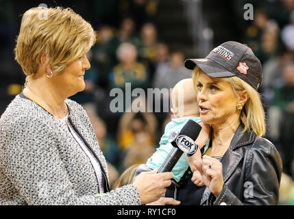 Oklahoma City, OK, USA. 11 Mär, 2019. Baylor Head Coach Kim Mulkey nach dem Gewinn der Phillips 66 grosse 12 Basketball der Frauen Meisterschaft an der Chesapeake Energy Arena in Oklahoma City interviewt wird, OK. Grau Siegel/CSM/Alamy leben Nachrichten Stockfoto