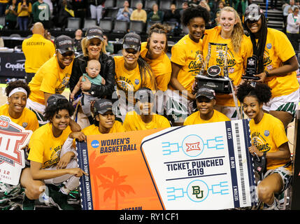 Oklahoma City, OK, USA. 11 Mär, 2019. Die Baylor Lady Bären feiern'' ihre Ticket 'Lochen' durch das Gewinnen der Phillips 66 grosse 12 Basketball der Frauen Meisterschaft an der Chesapeake Energy Arena in Oklahoma City, OK. Grau Siegel/CSM/Alamy leben Nachrichten Stockfoto