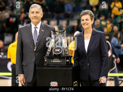 Oklahoma City, OK, USA. 11 Mär, 2019. Die Phillips 66 grosse 12 Basketball Championship Trophy Präsentation bei Chesapeake Energy Arena in Oklahoma City, OK. Grau Siegel/CSM/Alamy leben Nachrichten Stockfoto