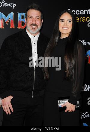 Los Angeles, CA, USA. 11 Mär, 2019. Joey Fatone, Izabel Araujo in der Ankunftshalle für dumbo Premiere, die Dolby Theater in Hollywood und Highland Center, Los Angeles, CA 11. März 2019. Credit: Elizabeth Goodenough/Everett Collection/Alamy leben Nachrichten Stockfoto