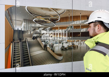 Hamburg, Deutschland. 11 Mär, 2019. Site Manager Maik Hauer schaut auf eine Abbildung des neu gebauten Foyer des Congress Center Hamburg, CCH, die voraussichtlich im Sommer 2020 wieder zu öffnen. Quelle: Markus Scholz/dpa/Alamy leben Nachrichten Stockfoto