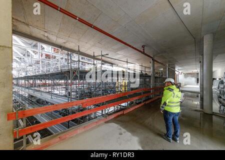 Hamburg, Deutschland. 11 Mär, 2019. Die neu gebaute Halle Z des Congress Center Hamburg, CCH, ist immer noch mit einem Gerüst für Decke Arbeit gefüllt. Die Wiedereröffnung des CCH nach umfangreichen Revitalisierungsmaßnahmen ist für Sommer 2020 geplant. Quelle: Markus Scholz/dpa/Alamy leben Nachrichten Stockfoto