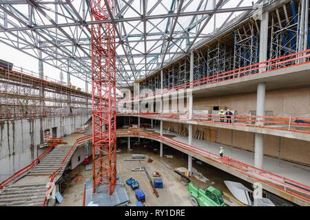 Hamburg, Deutschland. 11 Mär, 2019. Blick auf die neu gebaute Foyer des Congress Center Hamburg, CCH, die voraussichtlich im Sommer 2020 nach umfangreichen Revitalisierungsmaßnahmen zu öffnen. Quelle: Markus Scholz/dpa/Alamy leben Nachrichten Stockfoto