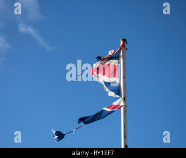 Wind beschädigt Flagge Großbritannien fliegen in starken Winden. Stockfoto