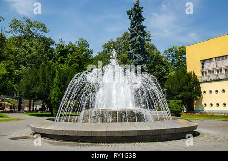 Brunnen in einem Park, sprühen Wasser im Sommer Vrnjacka Banja, Serbien Stockfoto