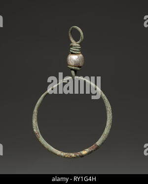 Ohrring, 2nd-3rd Century AD. Ägypten, Römische Reich. Bronze und Glas; Durchmesser: 3.4 cm (1 5/16 in.); insgesamt: 5,3 cm (2 1/16 in Stockfoto