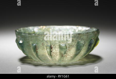 Flache gerippt Schüssel, 25 BC-100. Östlichen Mittelmeer, Römische, späte erste Jahrhundert v. Chr. - späten ersten Jahrhundert. Glas; Durchmesser: 12 cm (4 3/4 in.); insgesamt: 4,5 x 12,2 cm (1 3/4 x 4 13/16 in Stockfoto